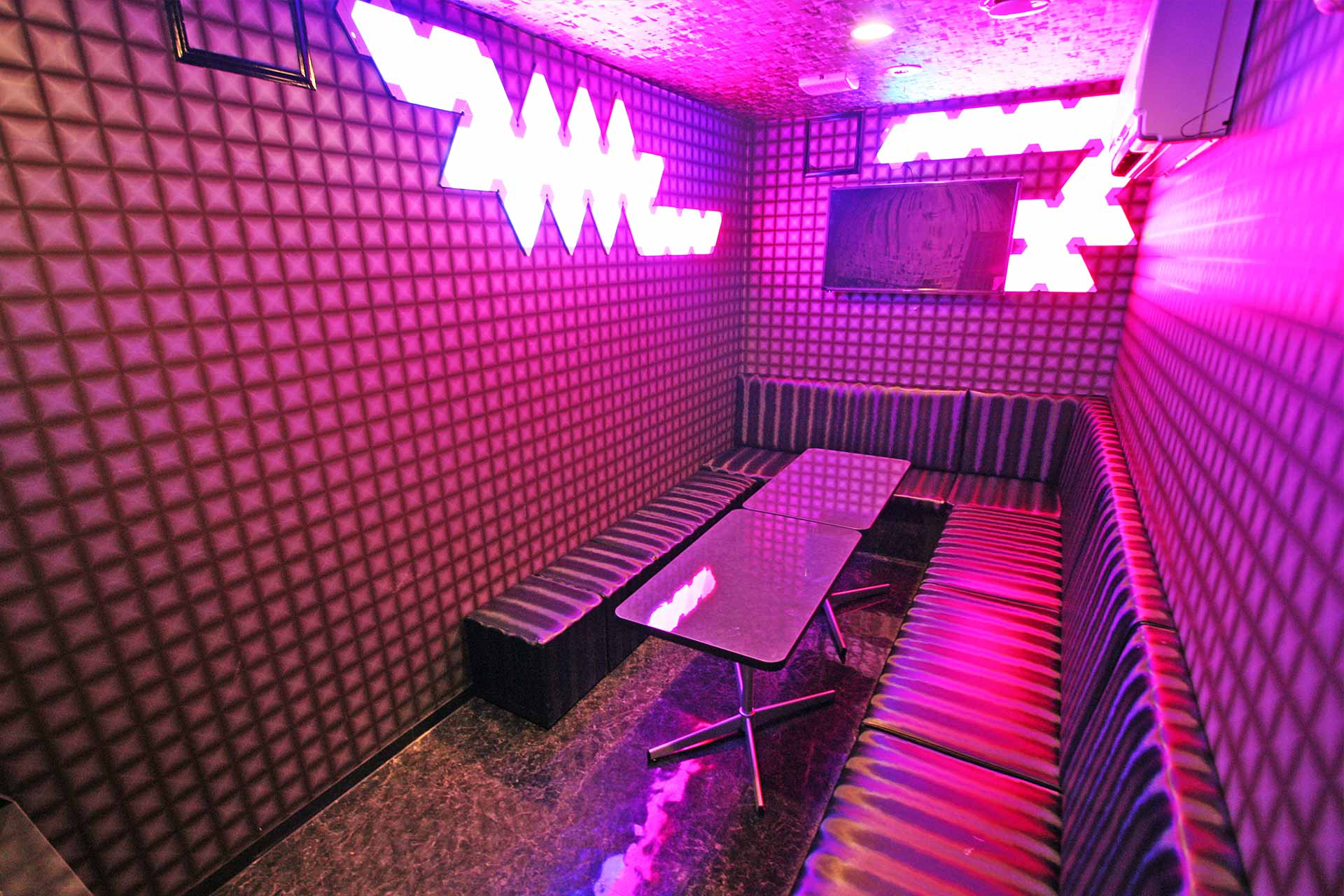 シャイニングウォールルーム（ミラーリング設置）