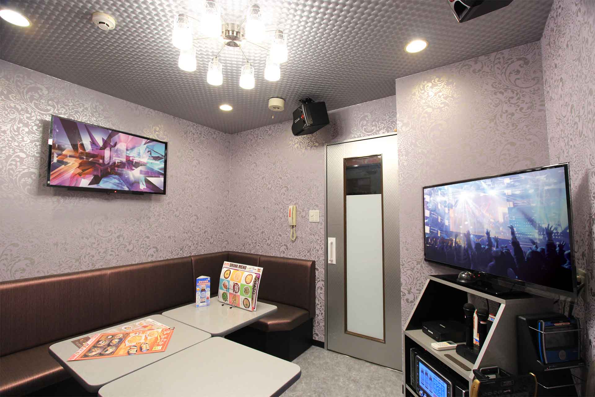 レセプションルーム（ミラーリング設置）