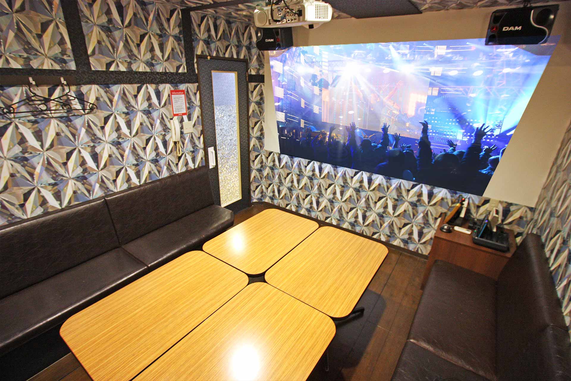 プロジェクタールーム（Blu-ray/ミラーリング設置）