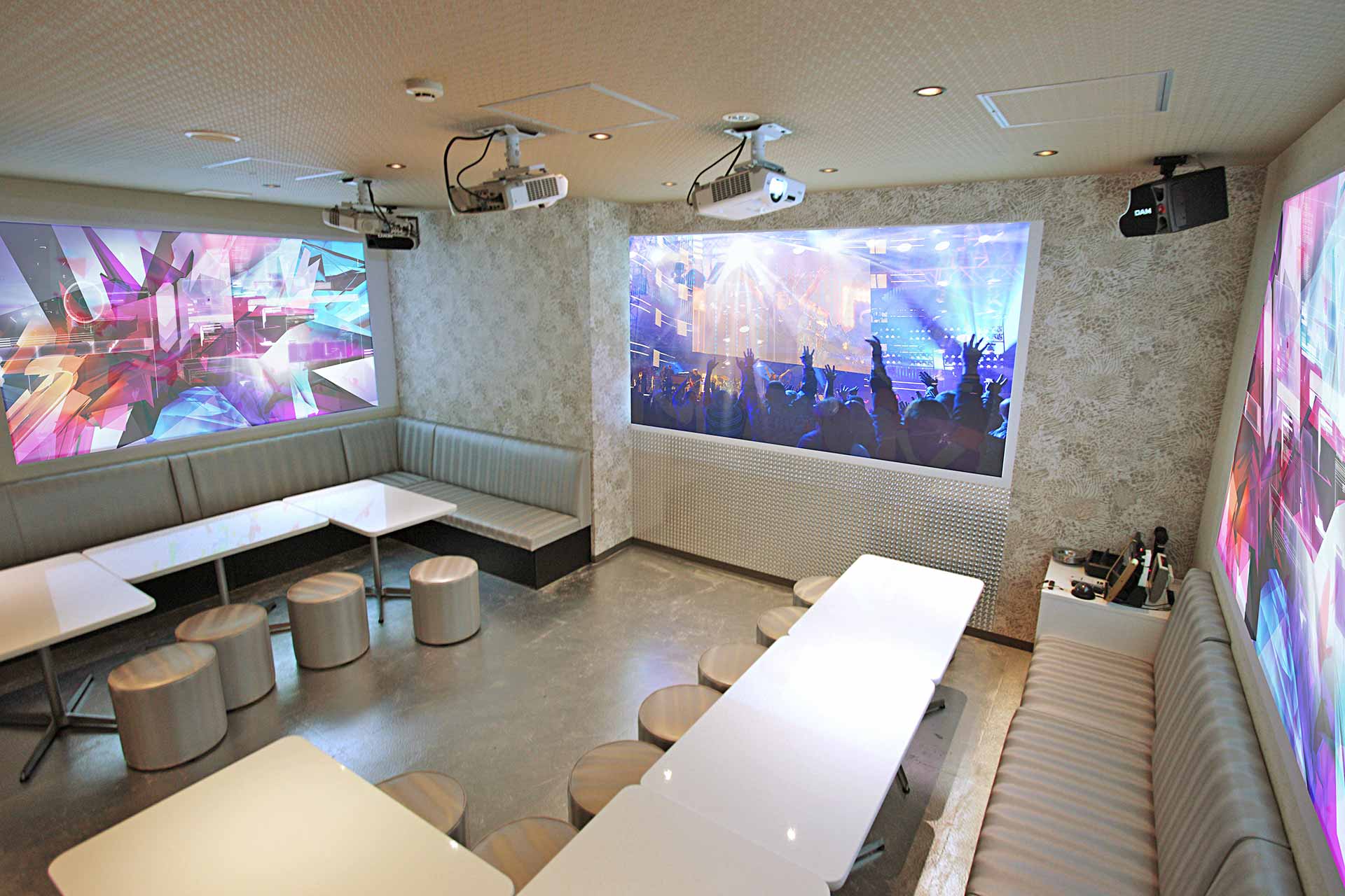 プロジェクタールーム（ミラーリング/DAZN設置）