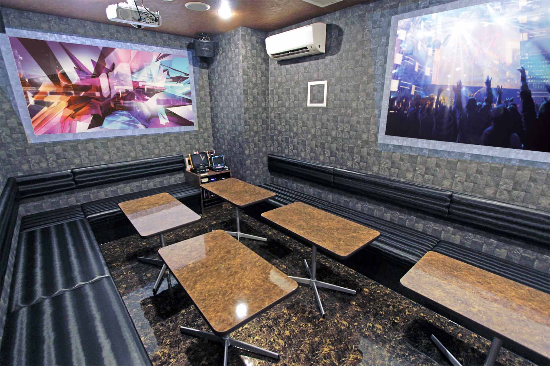 プロジェクタールーム（ミラーリング設置）