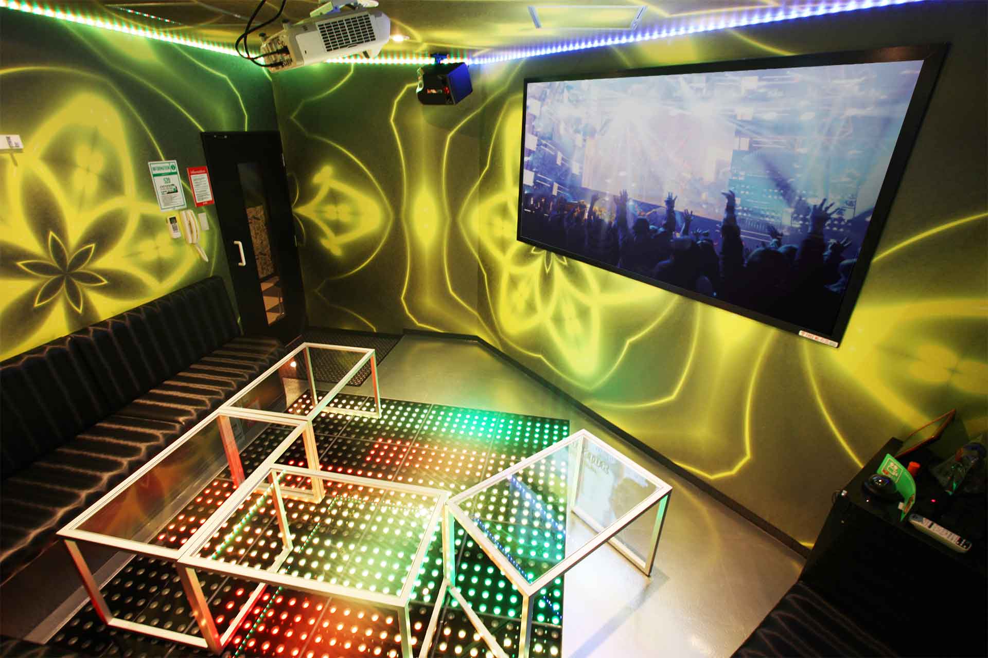 シャイニングフロアルーム（Blu-ray/ミラーリング設置）