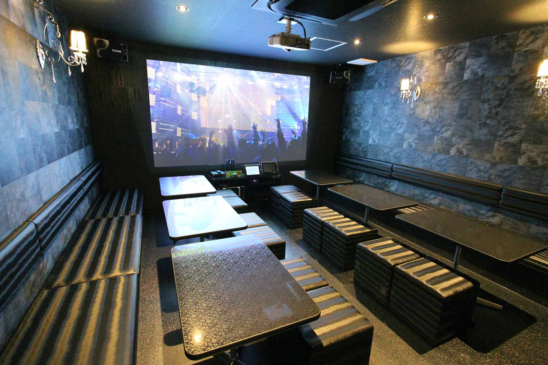 プロジェクタールーム（ミラーリング設置）