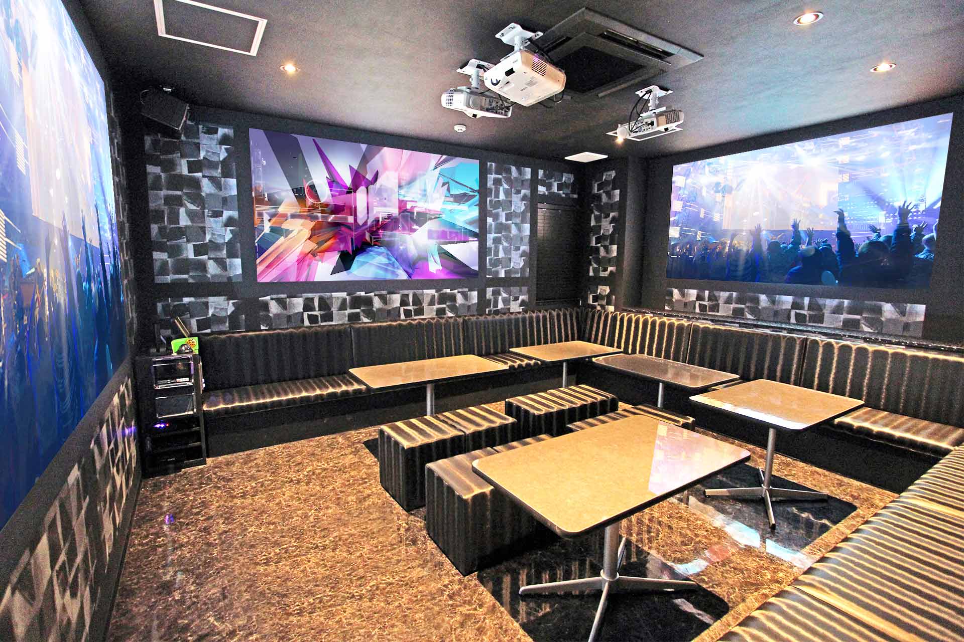 プロジェクタールーム（Blu-ray/DVD設置）