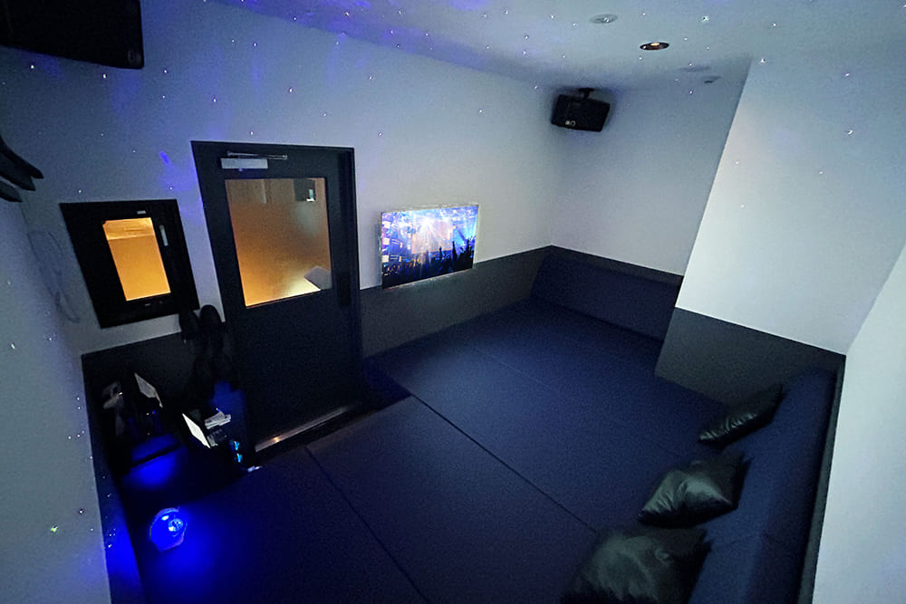 朝までみんなで寝ころべルーム（Blu-ray/DVD設置）