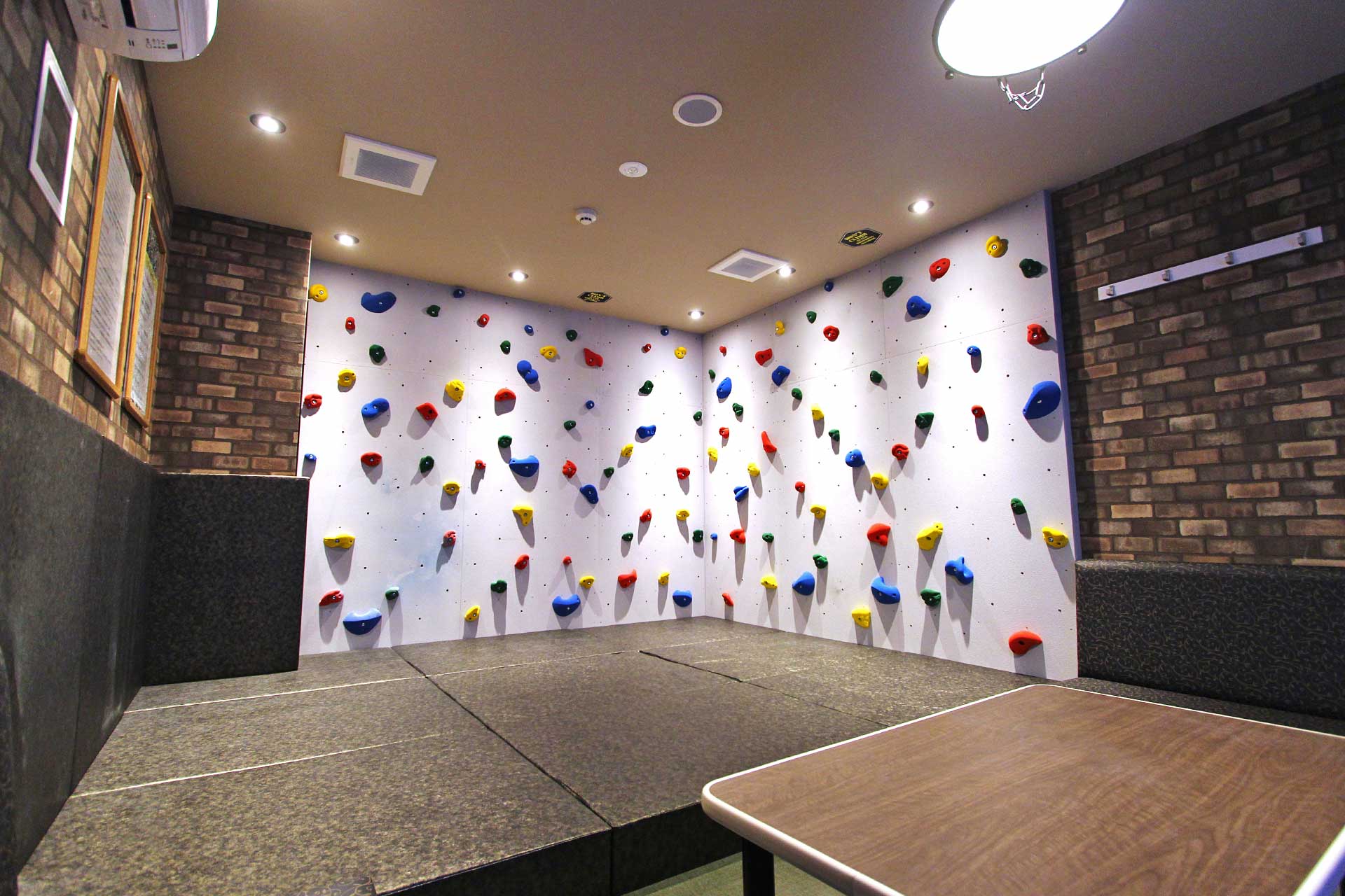 ボルダリングルーム:富山駅前店