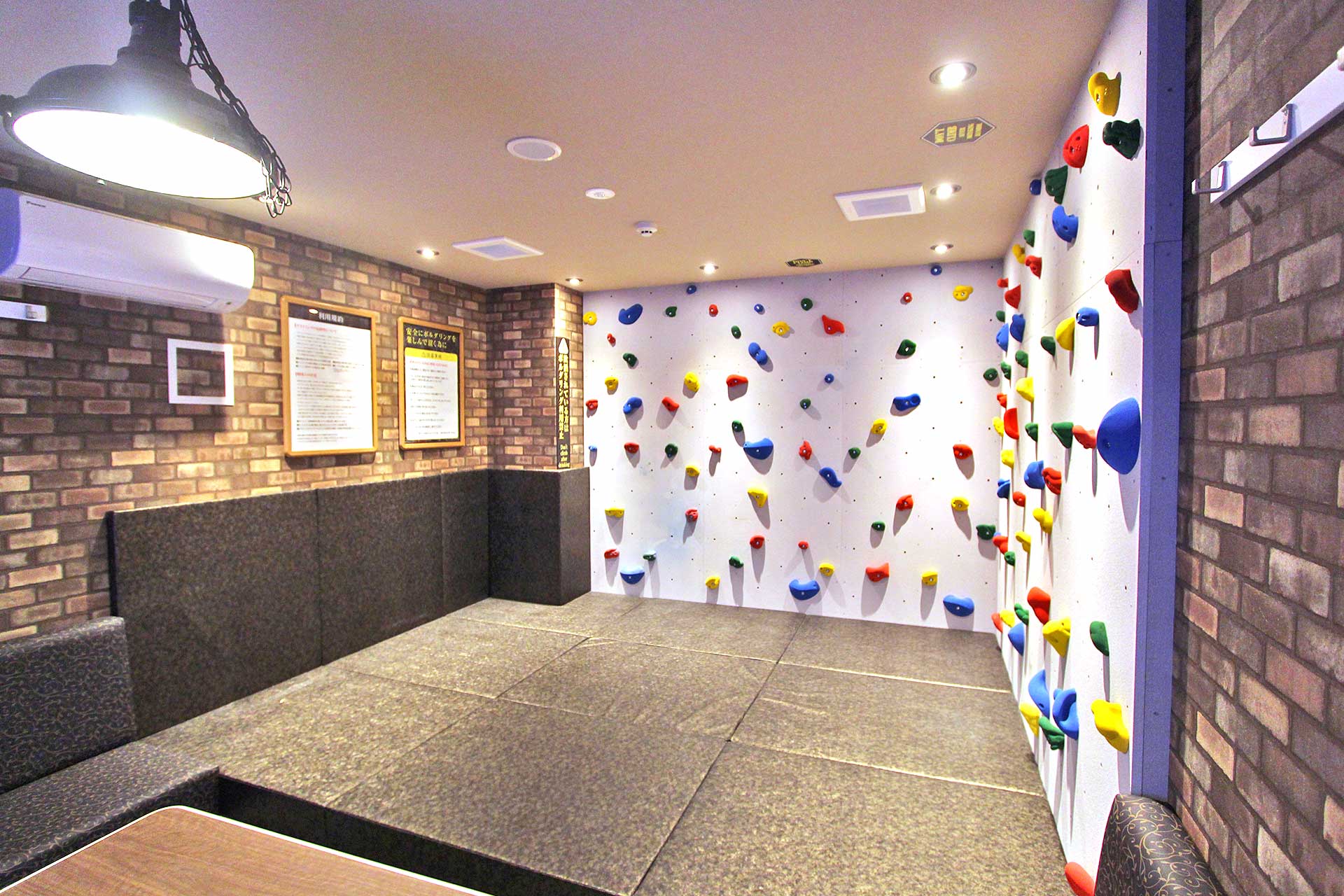ボルダリングルーム:富山駅前店
