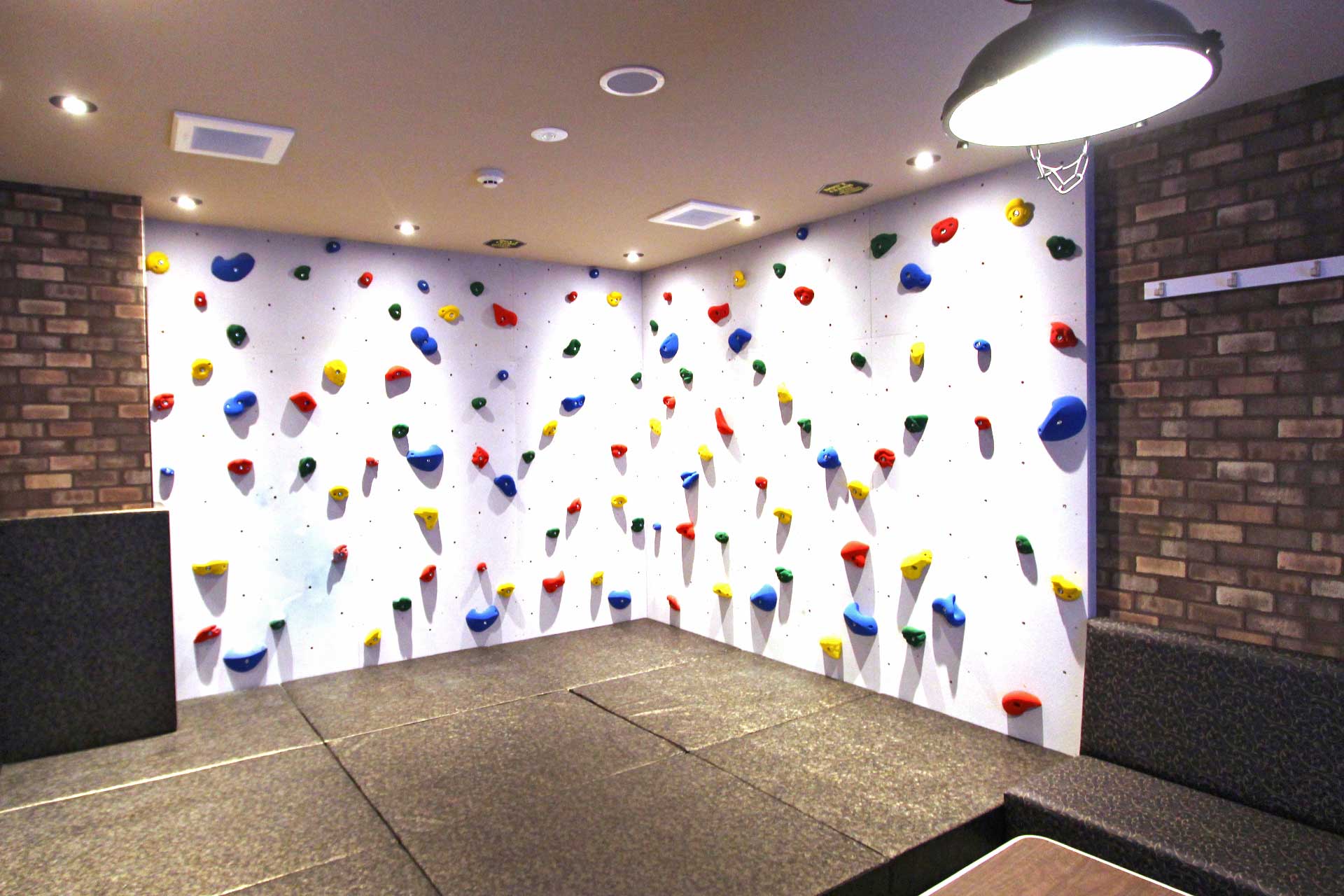 ボルダリングルーム:富山駅前店